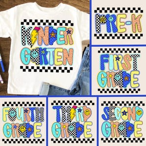 Puede incluir: Camisetas blancas con diseños de texto coloridos para diferentes grados escolares. Las camisetas presentan las palabras "Kindergarten", "Pre-K", "First Grade", "Second Grade", "Third Grade" y "Fourth Grade" en una fuente lúdica con estrellas, rayos y caras sonrientes.