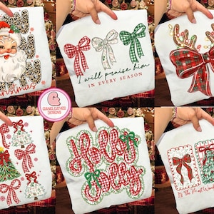 Puede incluir: Una colecci&oacute;n de bolsas de mano blancas con tem&aacute;tica navide&ntilde;a. Los dise&ntilde;os incluyen a Pap&aacute; Noel, lazos, cuernos de reno con luces, &aacute;rboles de Navidad y las frases "I will praise him in every season" y "Holly Jolly".