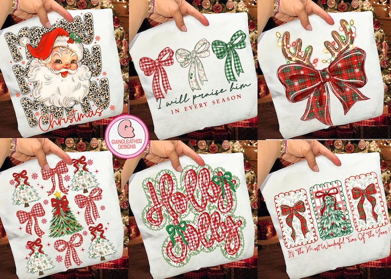 Puede incluir: Una colecci&oacute;n de bolsas de mano blancas con tem&aacute;tica navide&ntilde;a. Los dise&ntilde;os incluyen a Pap&aacute; Noel, lazos, cuernos de reno con luces, &aacute;rboles de Navidad y las frases "I will praise him in every season" y "Holly Jolly".