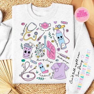 Puede incluir: Una sudadera gris claro con un diseño colorido que presenta ilustraciones médicas y el texto "Can't talk right now I am Doing RESPIRATORY THERAPIST STUFF". El diseño incluye un estetoscopio, una mascarilla facial, un tanque de oxígeno, pulmones, un inhalador, una jeringa, una taza de café y uniformes.