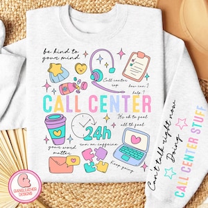 Könnte beinhalten: Ein weißes Sweatshirt mit bunten Illustrationen und Text zum Thema Callcenter. Das Design umfasst ein Headset, eine Kaffeetasse, einen Laptop und das Wort "CALL CENTER". Der Ärmel lautet "Can't talk right now Doing CALL CENTER STUFF."