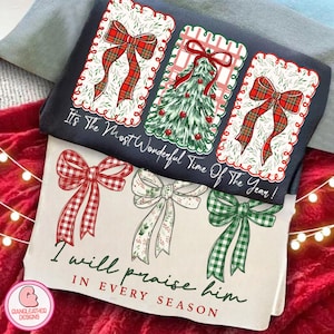 Puede incluir: Dos sudaderas con tem&aacute;tica navide&ntilde;a, una gris oscuro y otra crema. La sudadera gris oscuro presenta tres dise&ntilde;os rectangulares con lazos y un &aacute;rbol de Navidad. La sudadera crema tiene tres dise&ntilde;os de lazo y el texto "I will praise him in every season."