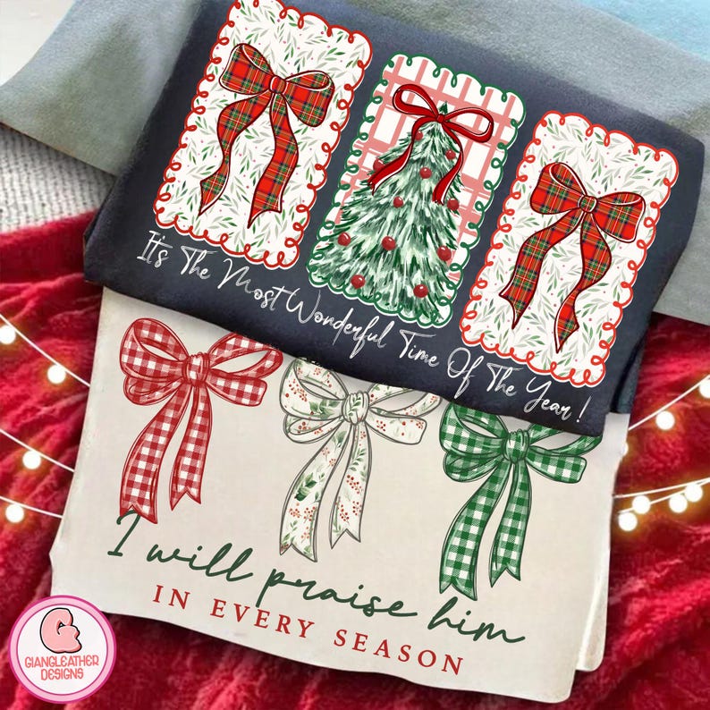 Puede incluir: Dos sudaderas con tem&aacute;tica navide&ntilde;a, una gris oscuro y otra crema. La sudadera gris oscuro presenta tres dise&ntilde;os rectangulares con lazos y un &aacute;rbol de Navidad. La sudadera crema tiene tres dise&ntilde;os de lazo y el texto "I will praise him in every season."