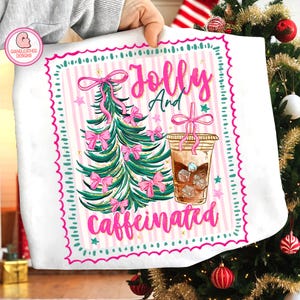 Puede incluir: Cojín decorativo rectangular blanco con temática navideña con un fondo a rayas rosas y blancas. El diseño presenta un árbol de Navidad con lazos rosas, una bebida de café y las palabras "Jolly And Caffeinated" en rosa.