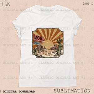 Puede incluir: Una camiseta blanca con un gr&aacute;fico de estilo vintage de un letrero de motel con el texto "MOTEL" y "Pool" en rojo. El letrero est&aacute; situado en un paisaje des&eacute;rtico con una puesta de sol y cactus.