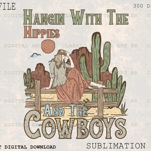 Puede incluir: Una ilustración de estilo vintage de una mujer sentada en una valla con el texto "Hangin' with the Hippies and the Cowboys". La mujer lleva un vestido marrón y un sombrero. El fondo presenta cactus y un paisaje desértico.