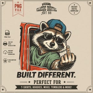 Puede incluir: Una ilustración digital de un mapache con gorra de béisbol azul y gafas de sol negras, asomado por la ventana de un vehículo rojo mientras muestra el dedo medio. El mapache viste una camiseta verde. El texto incluye "CLASSIC DIGITAL ART 88" y "BUILT DIFFERENT."