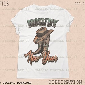 K&ouml;nnte beinhalten: Ein wei&szlig;es T-Shirt mit einer Grafik im Vintage-Stil einer Cowboy-Stiefel, die einen Hut tr&auml;gt. Der Text "Howdy New Year" ist in einer verwitterten Schriftart gedruckt.