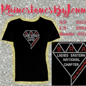 Könnte beinhalten: Schwarzes T-Shirt mit einem roten Strass-Design eines Diamanten mit den Buchstaben "SRA" und dem Text "Ladies Eastern National Chapter" im Inneren. Das Design enthält auch den Text "Can-Am Spyder Ryder".