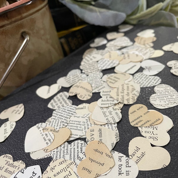 Coriandoli a forma di cuore con pagina di libro vintage: decorazione letteraria per la tavola di nozze