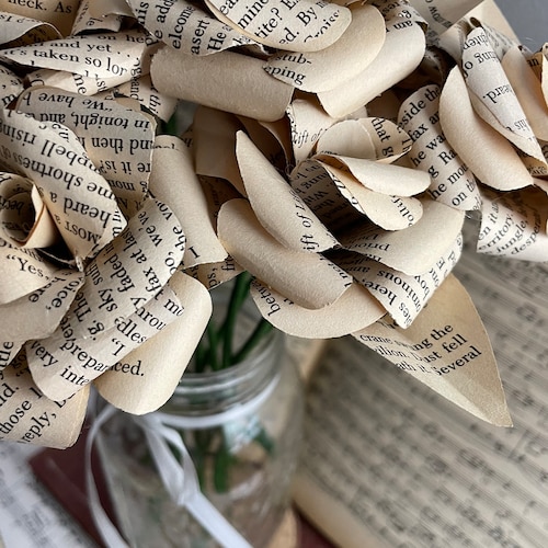 Bouquet de roses vintage de page de livre : décoration d'étagères de pièce maîtresse de mariage littéraire