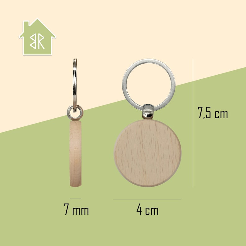 K&ouml;nnte beinhalten: Ein Holzschl&uuml;sselanh&auml;nger mit einem silbernen Ring. Der runde Holzanh&auml;nger hat einen Durchmesser von 4 cm und ist 7 mm dick. Der Schl&uuml;sselanh&auml;nger ist 7,5 cm lang. Der Hintergrund ist hellgr&uuml;n und beige.