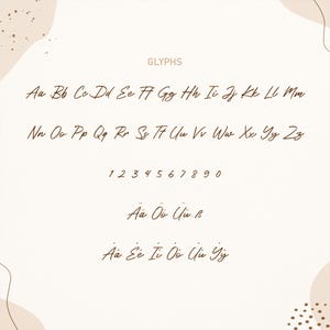 Peut inclure: Fond beige avec le mot &laquo; GLYPHS &raquo; en haut. L'image pr&eacute;sente une police manuscrite marron avec des lettres majuscules et minuscules, les chiffres 1 &agrave; 0 et des caract&egrave;res sp&eacute;ciaux. La police est de style cursif.