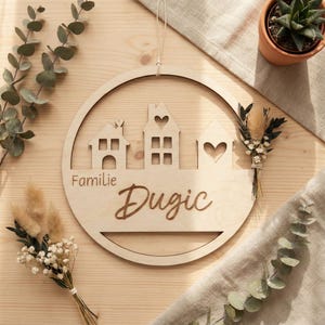 Türschild Familie Holz personalisiert | Boho Familienschild mit Trockenblumen und Häusern | Namensschild Haustür | Geschenk Einzug Hausbau Bild 1