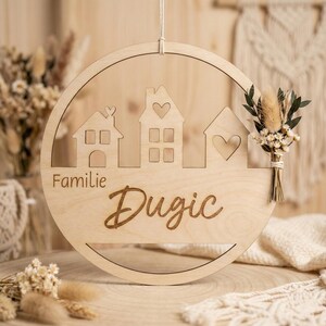 Türschild Familie Holz personalisiert | Boho Familienschild mit Trockenblumen und Häusern | Namensschild Haustür | Geschenk Einzug Hausbau Bild 2