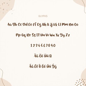 K&ouml;nnte beinhalten: Digitale Illustration verschiedener brauner Glyphen, einschlie&szlig;lich Gro&szlig;- und Kleinbuchstaben, Zahlen und Sonderzeichen. Das Wort "GLYPHS" steht oben. Die Buchstaben und Zahlen werden in einem handschriftlichen Stil dargestellt.