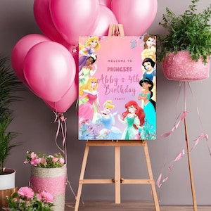 Könnte beinhalten: Ein rosa-weißes Willkommens-Schild mit floralem Design und Bildern von Disney-Prinzessinnen. Das Schild lautet "Willkommen zur Prinzessin Abby's 4. Geburtstagsfeier".