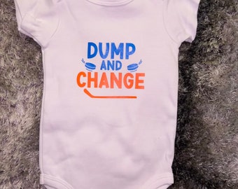 Mono para bebé de Dump and Change Islanders, perfecto para baby showers o regalos unisex para revelar el género del bebé.