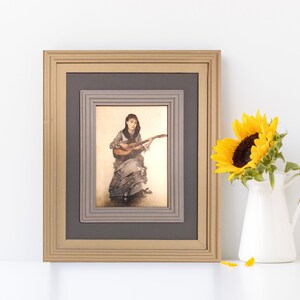 Cartão postal vintage original emoldurado de senhora com guitarra, decoração de parede de casa, arte original personalizada