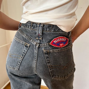 Super Coole 80er High Waisted Vintage Graue Jeans Mit Patches / 80er Jahre Denim / Retro Hosen