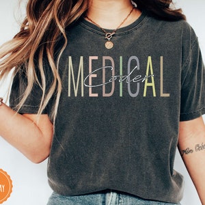 -shirt codeur médical | Chemise de codeur clinique | Service de facturation des soins de santé | Cadeau pour un diplômé RHIT | Cadeau pour collègue de facturation d'assurance | 128952
