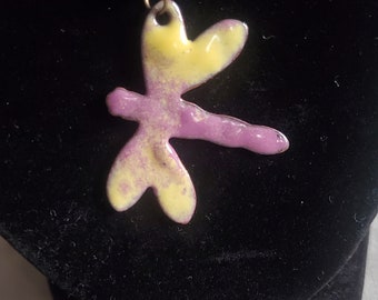 Pingente libélula em cobre esmaltado.