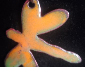 Pingente libélula em cobre esmaltado.
