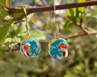 Koi im Wasser – Ohrhänger, Ohrstecker mit Anhänger, handgemacht mit 3D-Effekt