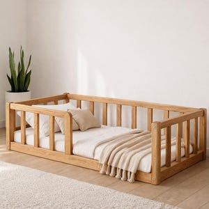 Może przedstawiać: Rustykalny drewniany szyld z napisem "Welcome to our home" w białych literach. Szyld ma postarzaną powierzchnię i prosty, zachęcający design, idealny na werandę lub do przedpokoju.