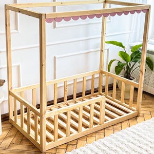 Łóżko Montessori House Floor Bed – drewniana rama łóżka dla malucha z barierkami