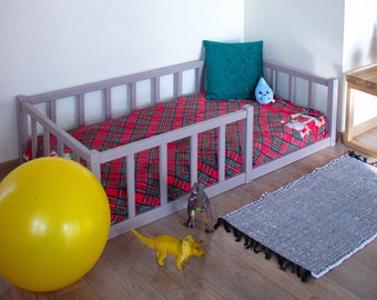 Lit pour bébé avec plate-forme en bois massif avec cadre Montessori et cadre avec traverses, lit d'enfant avec garde-corps Hausbett bett, Cabane éclairée