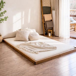 Japońskie łóżko dla malucha z podłogą tatami, drewniane łóżko Montessori