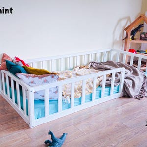 Montessori Bodenbett: Kleinkind-Platformbett mit Schienen und abgerundeten Ecken