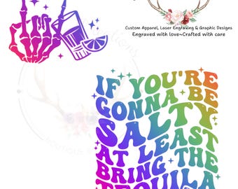 Könnte beinhalten: Regenbogenfarbener Text, der "Wenn du salzig bist, bring wenigstens die Tequila" lautet, mit einem Schnapsglas und einem Limettenkeil unter dem Text.