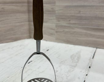 Machacador de patatas EKCO vintage con mango de plástico imitación madera, utensilio retro.