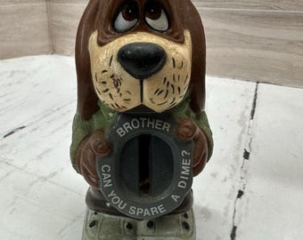 Hucha vintage de plástico moldeado por soplado de Jasco con forma de perro: Hermano, ¿me prestas una moneda?