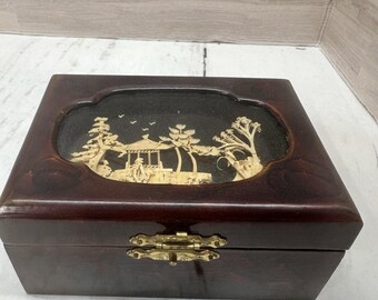 Caja de baratijas de madera oriental vintage, diorama artístico de corcho en 3D, pagoda, grullas, árboles.