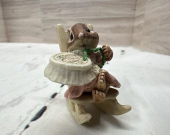 Hallmark Keepsake Tender Touches Loving Stitches Ardilla en mecedora 1991