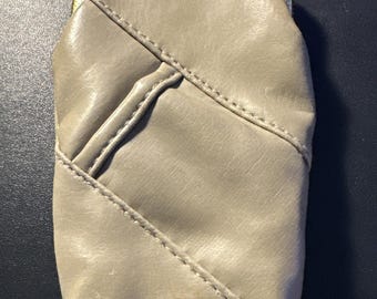 Estuche de cigarrillos vintage color crema en gris/verde con bolsillo para encendedor.