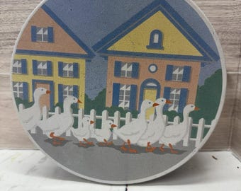 Lata vintage de Springwater Cookie Co. con patos caminando por la calle, 1988, color oliva.