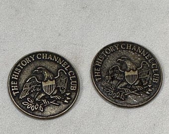 Lote de 2 fichas y monedas antiguas del Club The History Channel, con el águila de la Campana de la Libertad de 1776.