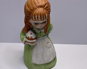 Figura vintage de porcelana bizcochada de House Of Lloyd de 1981, con vestido verde, de 11 cm de altura.