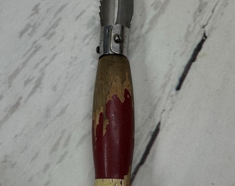 Pelador descorazonador con mango de madera roja estilo vintage