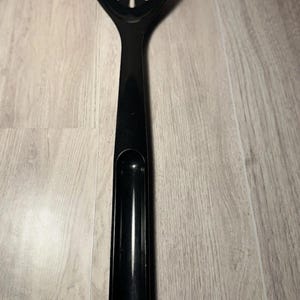 Peut inclure: Cuillère à fente noire avec un long manche. La cuillère comporte trois fentes et un trou au bout du manche pour la suspendre. Ustensile de cuisine pour cuisiner et servir.