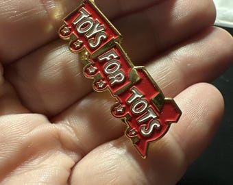 Pin de solapa esmaltado con forma de tren de Toys for Tots