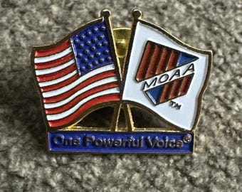 Pin de solapa con la bandera de la Asociación de Oficiales Militares de América (MOAA) de época.