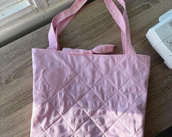 Bolso tote acolchado con apliques de corazón y lunares rosas