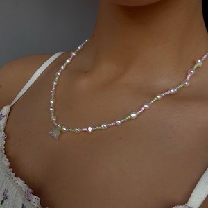 Collar de flores pastel con cuentas de perlas
