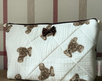 Handgemaakte bruine make-uptas met teddybeer en strik.