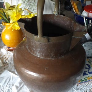 Könnte beinhalten: Ein Set aus drei Keramikbechern mit gesprenkelter, matter Oberfläche. Die Becher sind in Creme-, Hellgrau- und Dunkelgrautönen gehalten. Jeder Becher hat ein schlichtes, minimalistisches Design.
